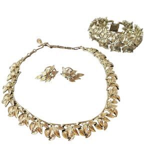Vintage Coro Gold-Tone Leaf Motif Necklace Bracelet  Clip on Earrings Set Signed